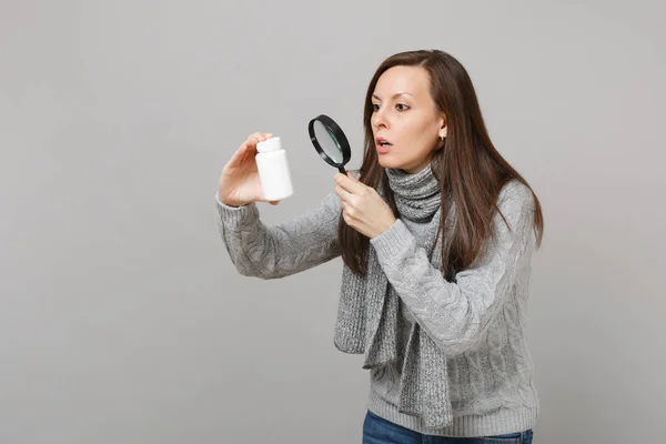 Uppmärksamma Kvinnan Tröja Inne Medicinering Tabletter Aspirin Tabletter Flaska Med — Stockfoto