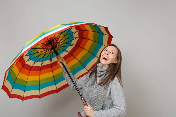 Смеющаяся Молодая Женщина Сером Свитере Шарф Разноцветным Зонтиком Сером Фоне — стоковое фото