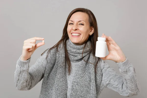 Mujer Sonriente Suéter Gris Bufanda Mantenga Tabletas Medicamentos Pastillas Aspirina — Foto de Stock