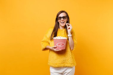 Vogue genç kız izlerken film film ve holding kova patlamış mısır parlak sarı arka plan üzerinde izole 3d IMAX gözlük gülümseyen portresi. Sinema, yaşam kavramı insanların samimi duygular