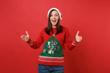 Hayret Noel Baba kız tutma ağzı açık kırmızı duvar arka plan üzerinde izole yatay kopya alanı ile boyutu gösteren el hareketi. Mutlu yeni yıl 2019 kutlama tatil parti kavramı. Kopyalama alanı alay