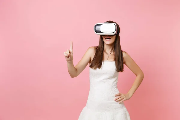 Mujer Novia Emocionada Vestido Novia Auriculares Realidad Virtual Toque Algo —  Fotos de Stock