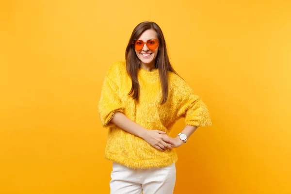 Retrato Mulher Jovem Sorridente Camisola Pele Calças Brancas Óculos Laranja — Fotografia de Stock