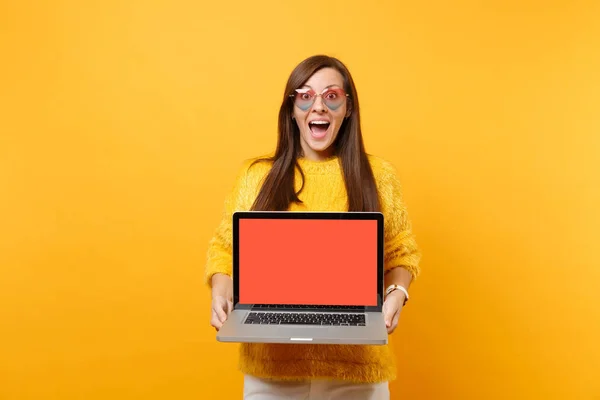 Upphetsad Ung Kvinna Tröja Hjärtat Glasögon Håller Bärbar Dator Med — Stockfoto