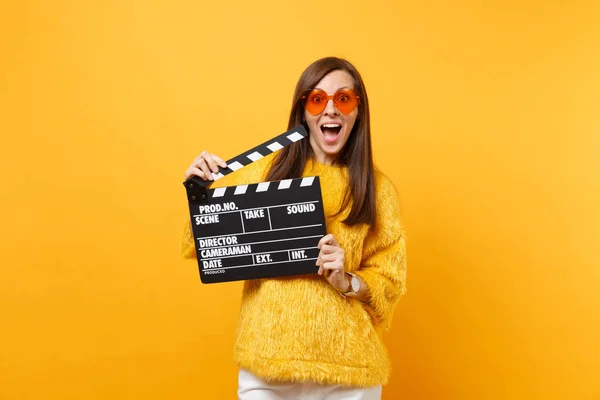 Podekscytowany Zdumiony Młoda Kobieta Futro Sweter Pomarańczowy Serce Okulary Gospodarstwa — Zdjęcie stockowe