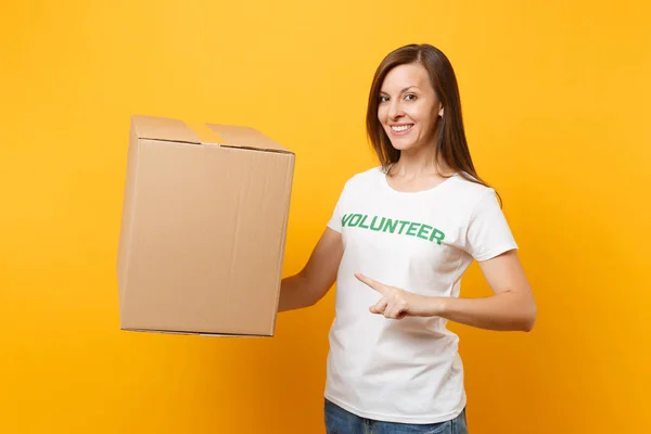 T恤衫的微笑的妇女肖像与书面题词绿色标题志愿者与大纸板盒在黄色背景下隔离 自愿免费援助帮助 慈善恩典概念 — 图库照片