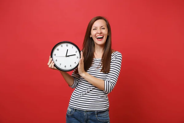 Portrait Jeune Femme Riante Vêtements Rayés Décontractés Tenir Horloge Ronde — Photo