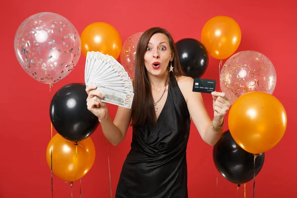 Überraschte Junge Mädchen Schwarzem Kleid Feiern Halten Kreditkartenbündel Mit Vielen — Stockfoto