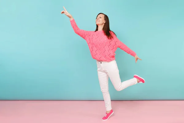 Retrato Comprimento Total Jovem Sorridente Camisola Rosa Malha Calças Brancas — Fotografia de Stock