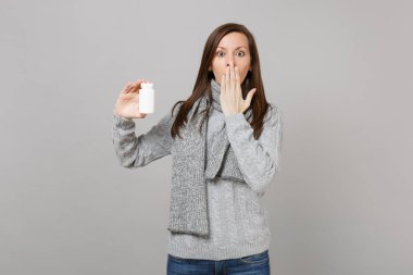 Kazaklı, el ile ağız kapsayan eşarp şok kadın tutun ilaç tablet aspirin hapı şişe gri arka plan üzerinde izole. Sağlıklı yaşam hasta hasta hastalık tedavileri, soğuk sezon kavramı