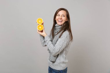 Gri kazak, portakal tutan eşarp genç kadın gülen yan görünümü gri duvar arka plan üzerinde izole. Sağlıklı moda yaşam tarzı, insanlar samimi duygular, soğuk sezon kavramı. Kopyalama alanı alay
