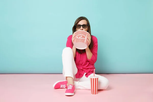 Ganzkörperporträt Frau Rosa Hemd Weiße Hose Auf Dem Boden Sitzend — Stockfoto