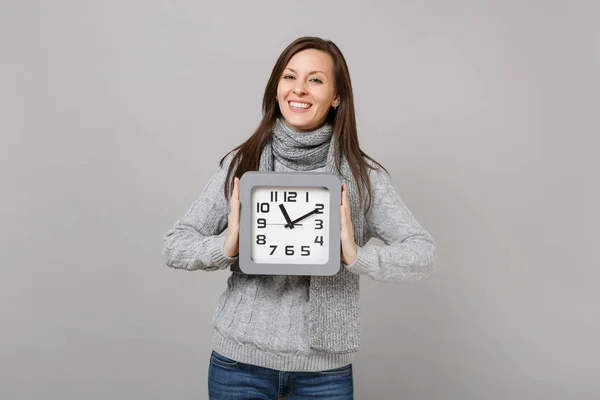 Veselá Mladá Žena Šedý Svetr Šálu Podrïte Čtvercové Izolované Šedém — Stock fotografie