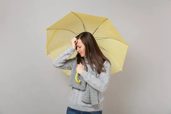 Gråtande Ung Kvinna Grå Tröja Halsduk Att Lägga Hand Huvudet — Stockfoto