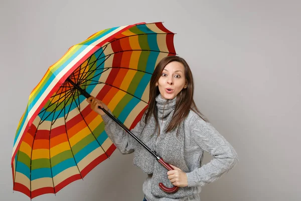 Förvånad Ung Kvinna Grå Tröja Halsduk Innehar Färgglada Paraply Isolerad — Stockfoto