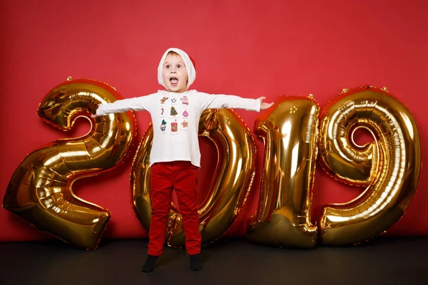 Tatil Partisi Kutlama Noel Şapkalı Neşeli Noel Baba Çocuk Izole — Stok fotoğraf