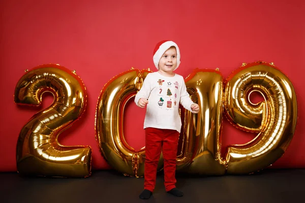 Veselý Santa Boy Klobouku Vánoční Oslavu Sváteční Večírek Izolované Pozadí — Stock fotografie