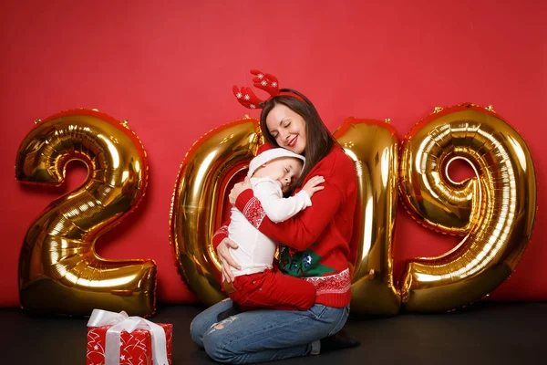 Wesołych Świąt Mama Chłopiec Santa Hat Christmas Holiday Party Okazji — Zdjęcie stockowe