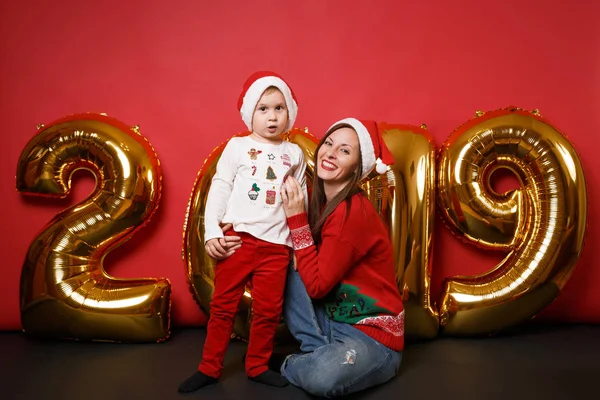 Wesołych Świąt Mama Chłopiec Santa Hat Christmas Holiday Party Okazji — Zdjęcie stockowe