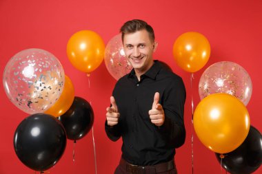 Siyah klasik gömlek kırmızı arka plan hava balonu üzerinde fotoğraf makinesinde işaret parmakları işaret neşeli genç adam. Sevgililer, Dünya Kadınlar günü, mutlu yeni yıl, Doğum günü mockup tatil parti konsept