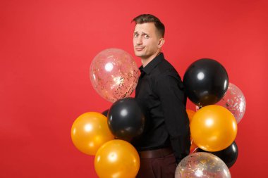 Hava balonları kutlamak tutan klasik gömlek izole parlak kırmızı zemin üzerine siyah genç adam çapraşık. Sevgililer Dünya Kadınlar Günü mutlu yeni yıl Doğum günü mockup tatil parti konsept