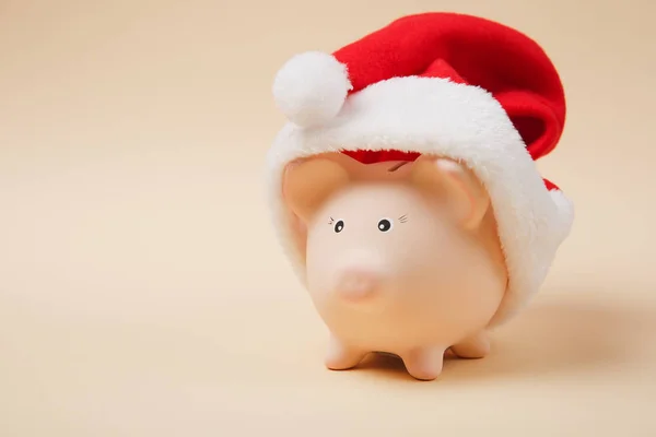 Close Banco Dinheiro Rosa Piggy Com Chapéu Natal Isolado Fundo — Fotografia de Stock