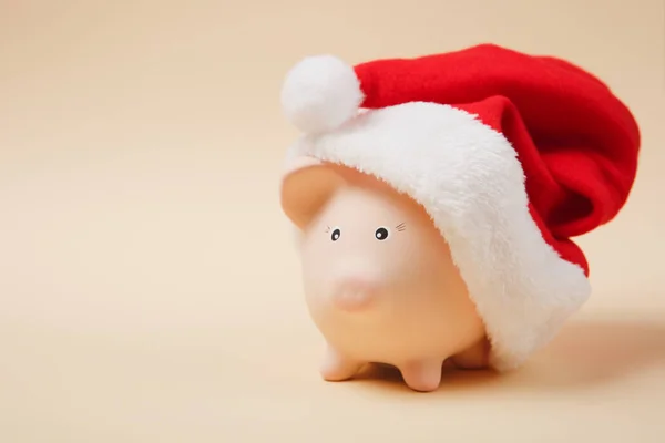 Close Banco Dinheiro Rosa Piggy Com Chapéu Natal Isolado Fundo — Fotografia de Stock