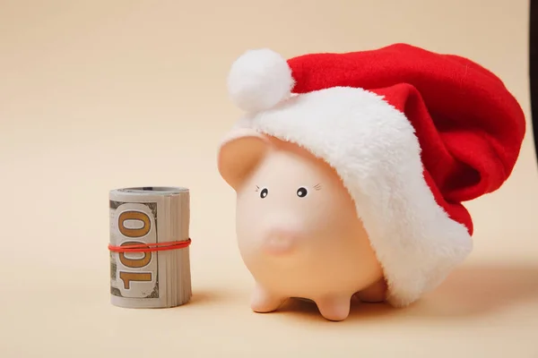 Banco Dinheiro Piggy Com Chapéu Natal Cacho Notas Dólares Dinheiro — Fotografia de Stock