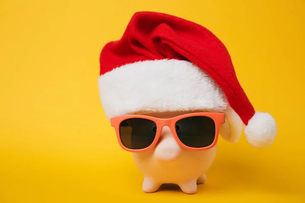 Feche Foto Banco Dinheiro Rosa Piggy Com Óculos Sol Chapéu — Fotografia de Stock