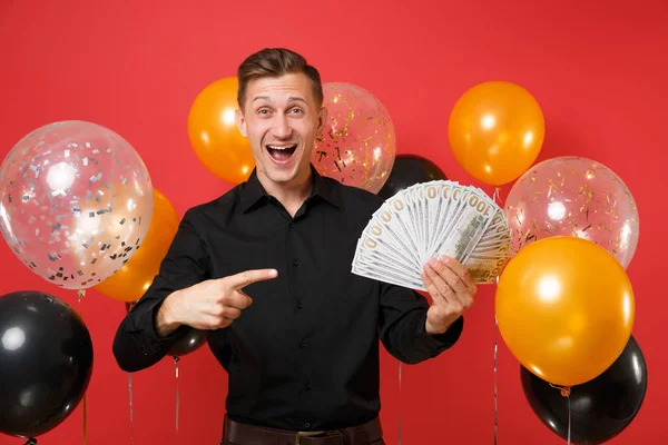 Aufgeregter Junger Mann Klassischen Hemd Zeigt Mit Dem Zeigefinger Auf — Stockfoto