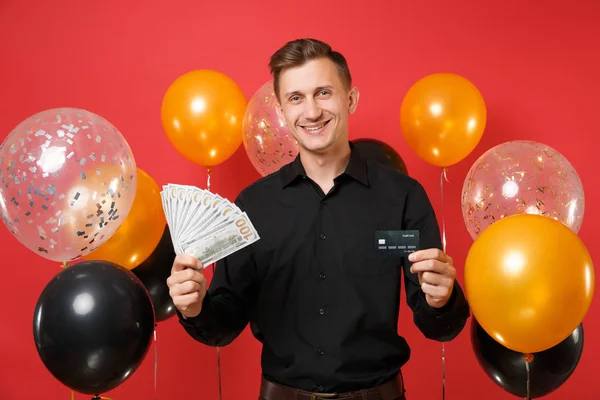 Lächelnder Junger Mann Schwarzem Hemd Mit Bündel Voller Dollars Bargeld — Stockfoto