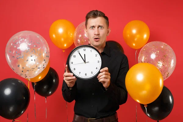 Sorprendido Joven Preocupado Camisa Clásica Negro Sosteniendo Reloj Redondo Globos — Foto de Stock