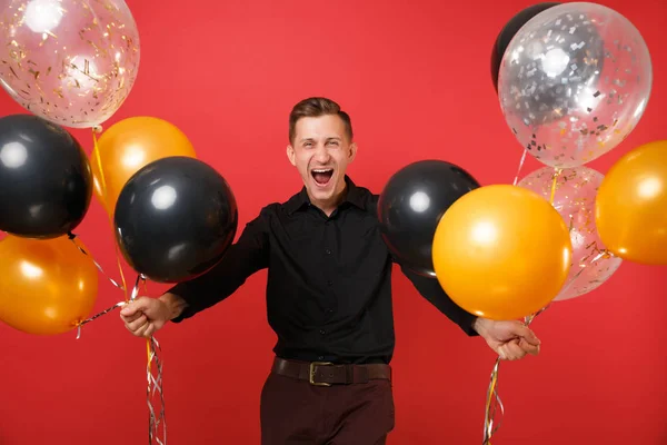 Šťastný Mladý Muž Černé Klasické Tričko Drží Balónů Slaví Samostatný — Stock fotografie