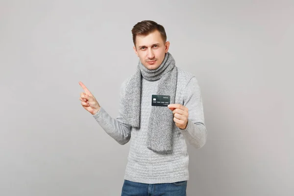 남자가 스웨터 스카프 카드를 손가락을 옆으로 바탕에 절연을 가리키는 라이프 — 스톡 사진