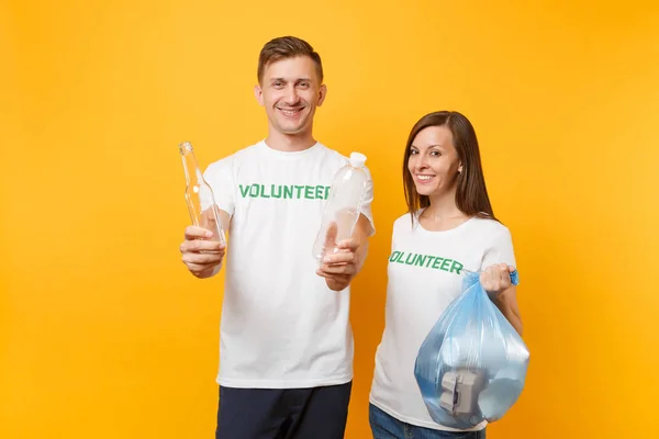 Colleagues Couple Shirt Volunteer Trash Bag Isolated Yellow Background Assistance — Stock Photo, Image