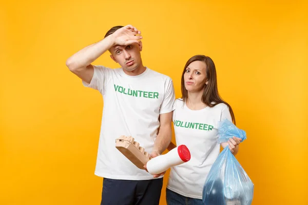 Colleagues Couple Shirt Volunteer Trash Bag Isolated Yellow Background Assistance — Stock Photo, Image