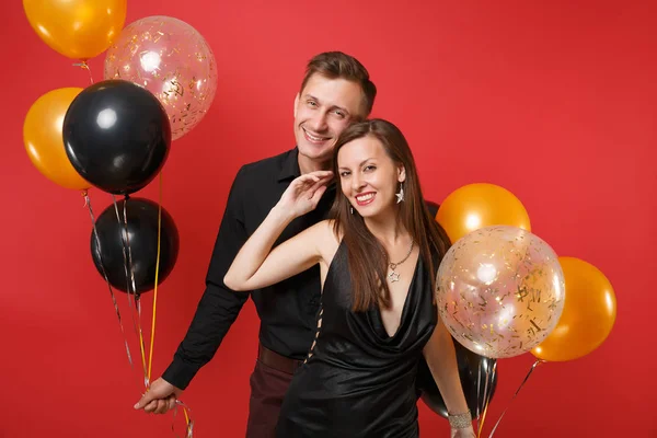 Casal Jovem Impressionante Roupas Pretas Comemorando Festa Aniversário Isolado Balões — Fotografia de Stock