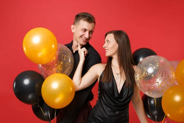 Prachtige Jong Koppel Zwarte Kleding Vieren Verjaardag Kerstfeest Geïsoleerd Heldere — Stockfoto