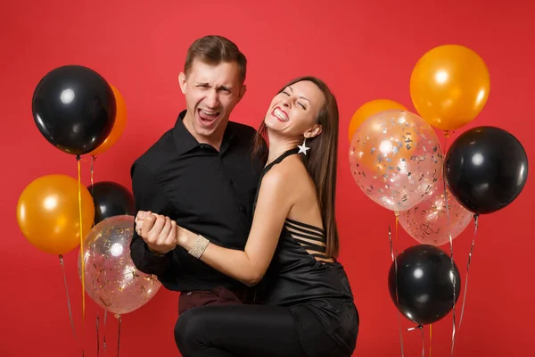 Prachtige Jong Koppel Zwarte Kleding Vieren Verjaardag Kerstfeest Geïsoleerd Heldere — Stockfoto