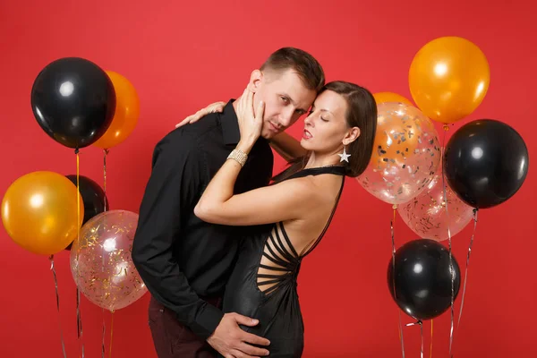 明るい赤の背景の気球に祝う誕生日パーティが分離された黒い服を着た若いカップルを見事な 聖バレンタインの国際女性の日の幸せな新しい年 2019 コンセプト — ストック写真