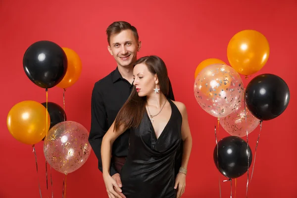 Casal Jovem Impressionante Roupas Pretas Comemorando Festa Aniversário Isolado Balões — Fotografia de Stock