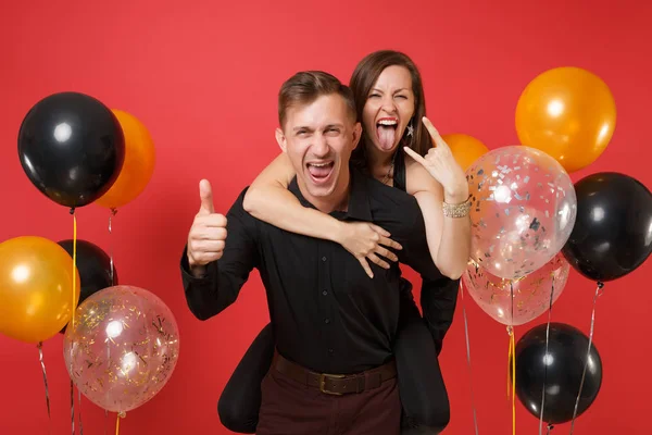 Splendida Giovane Coppia Abiti Neri Che Celebrano Festa Compleanno Isolato — Foto Stock