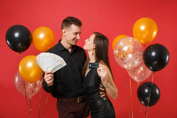 Diversão Casal Celebrando Aniversário Festa Férias Segurar Dinheiro Cartão Crédito — Fotografia de Stock