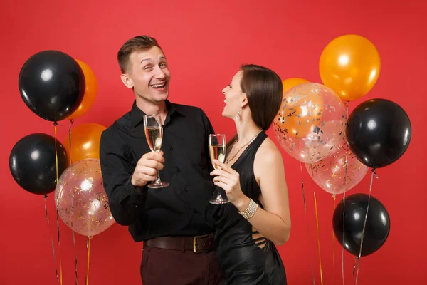 Prachtige Jong Koppel Zwarte Kleding Vieren Verjaardag Kerstfeest Geïsoleerd Heldere — Stockfoto