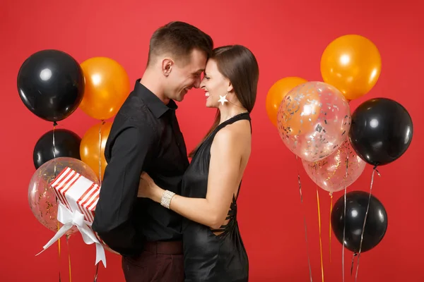 Jovem Casal Roupas Pretas Segurar Caixa Presente Celebrando Festa Aniversário — Fotografia de Stock