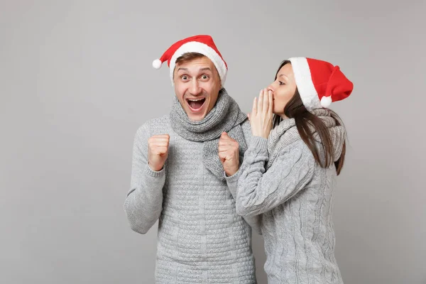 Vrolijk Plezier Paar Meisje Jongen Rood Santa Kerst Hoed Grijs — Stockfoto