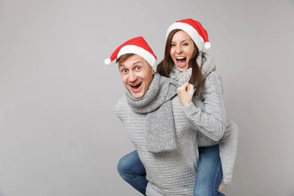 Merry Fun Couple Girl Guy Red Santa Christmas Hat Gray — Stock Photo, Image