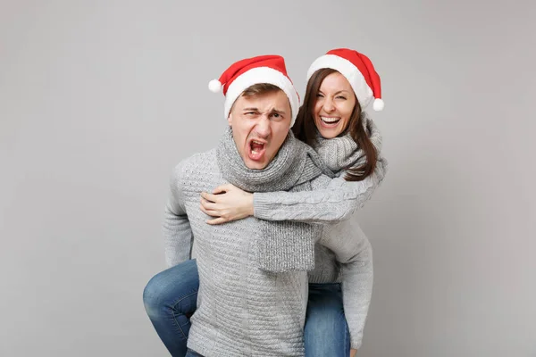 Merry Fun Couple Girl Guy Red Santa Christmas Hat Gray — Stock Photo, Image