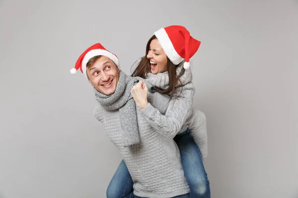 Merry Fun Couple Girl Guy Red Santa Christmas Hat Gray — Stock Photo, Image