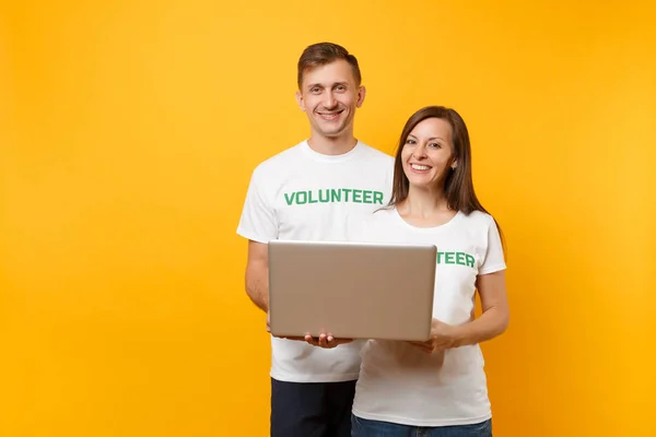 Colleagues Couple White Shirt Inscription Green Volunteer Using Typing Laptop — Stock Photo, Image